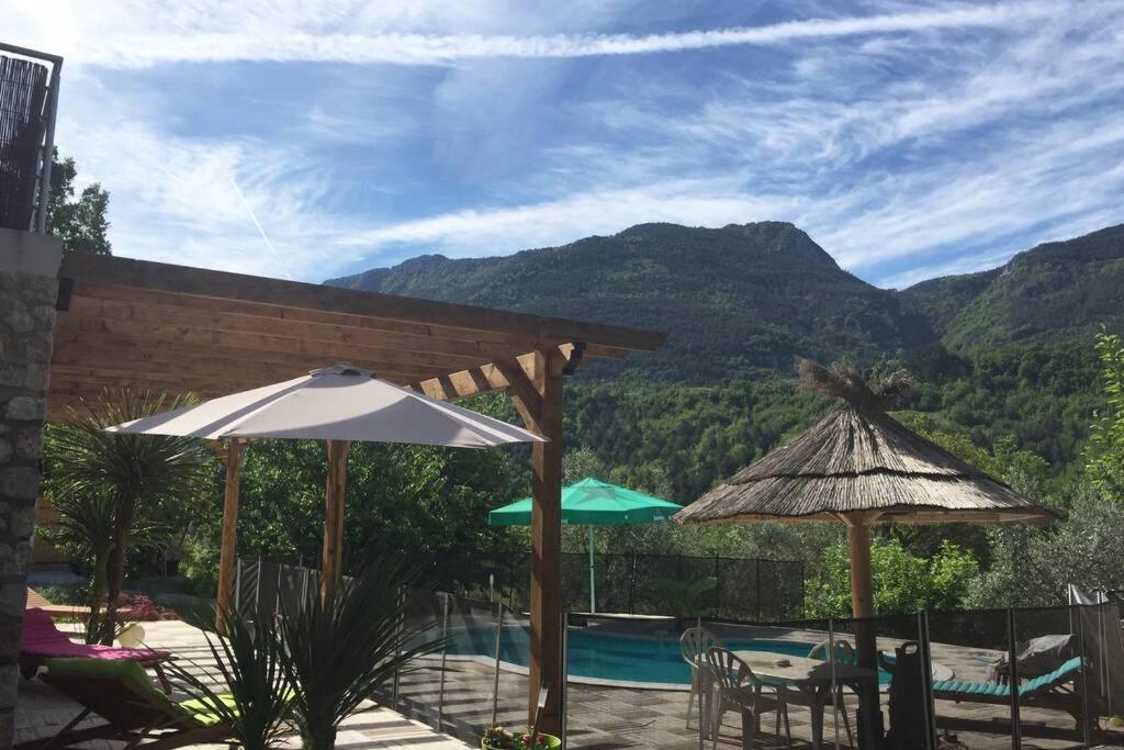 2P Au Coeur Des Montagnes Avec Piscine Chauffee Lägenhet Puget-Théniers Exteriör bild